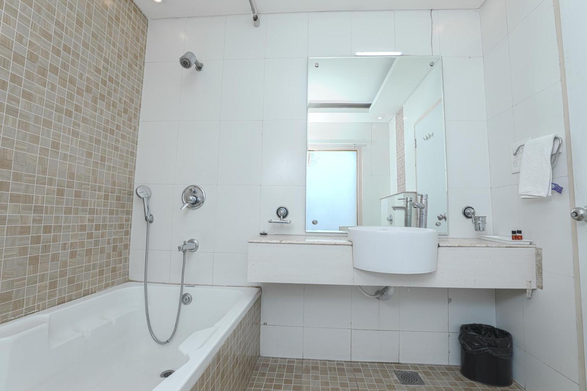 Hotel Le Castle Rudrapur Bagian luar foto