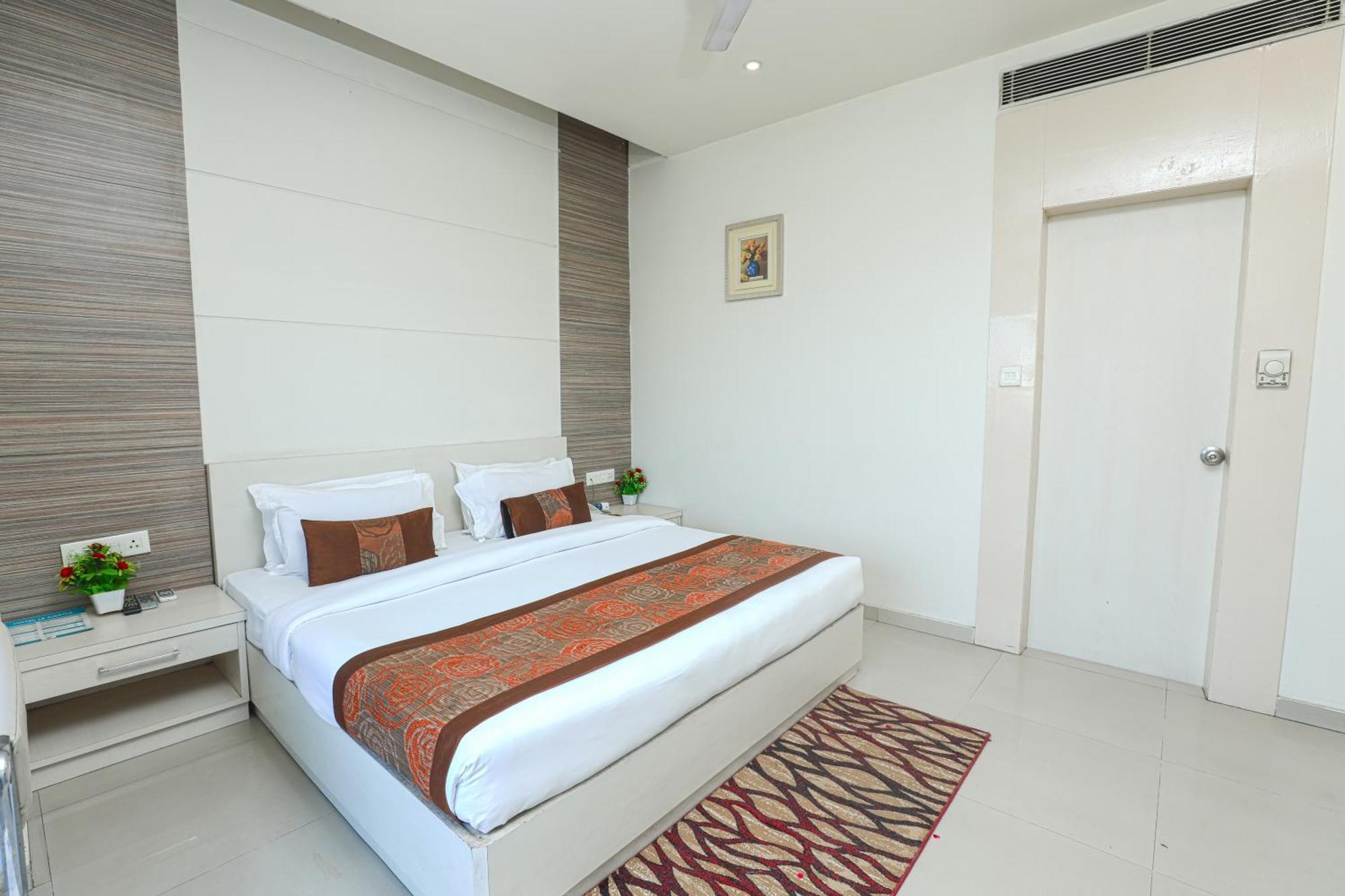 Hotel Le Castle Rudrapur Bagian luar foto